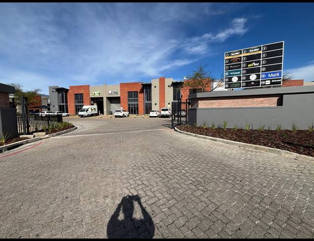 519M² WAREHOUSE TO LET IN STIKLAND INDUSTRIAL